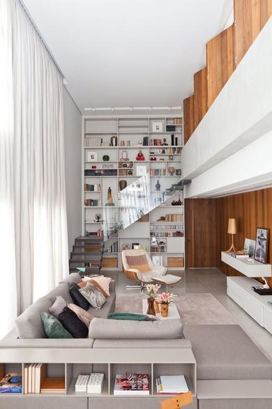 decoracao de interiores mogi das cruzes:Sala de estar retangular com poltrona, da Brentwood, e sofá cinza, da decoracao de interiores mogi das cruzes:Sala de estar retangular com poltrona, da Brentwood, e sofá cinza, da