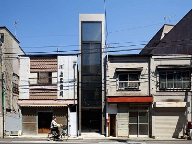 arquitetura casa com apenas 1,8m de largura