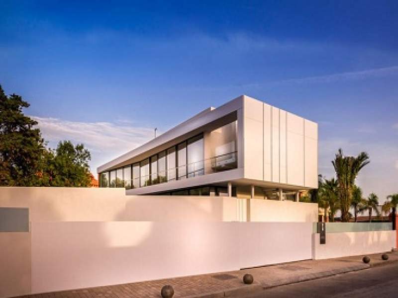 arquitetura linda casa com piscina de borda transparente