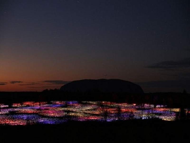 iluminao cinquenta mil bulbos de luz iluminam deserto australiano